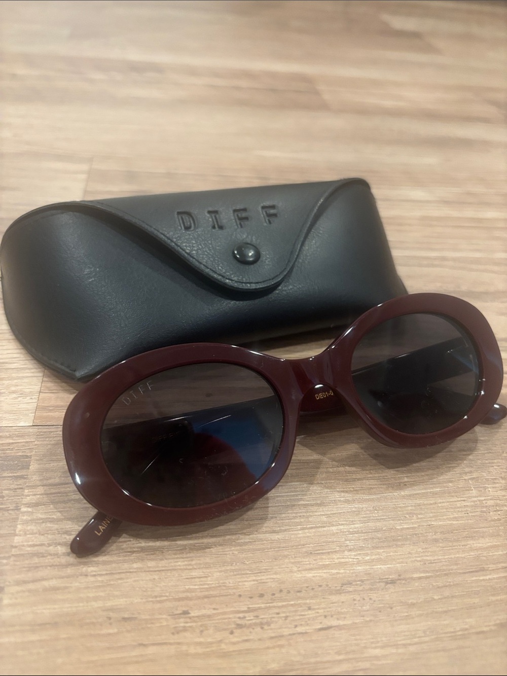 DIFF LAINEY - DARK CHERRY LACQUER + GREY SUNGLASSES